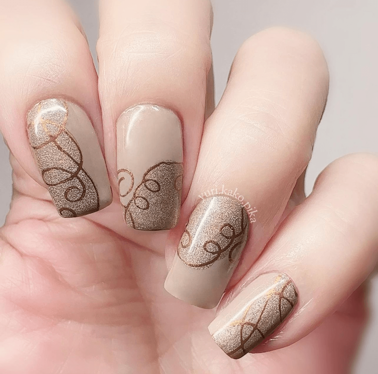 manicure-showing-a-swirl-french-tip-nail-art-design