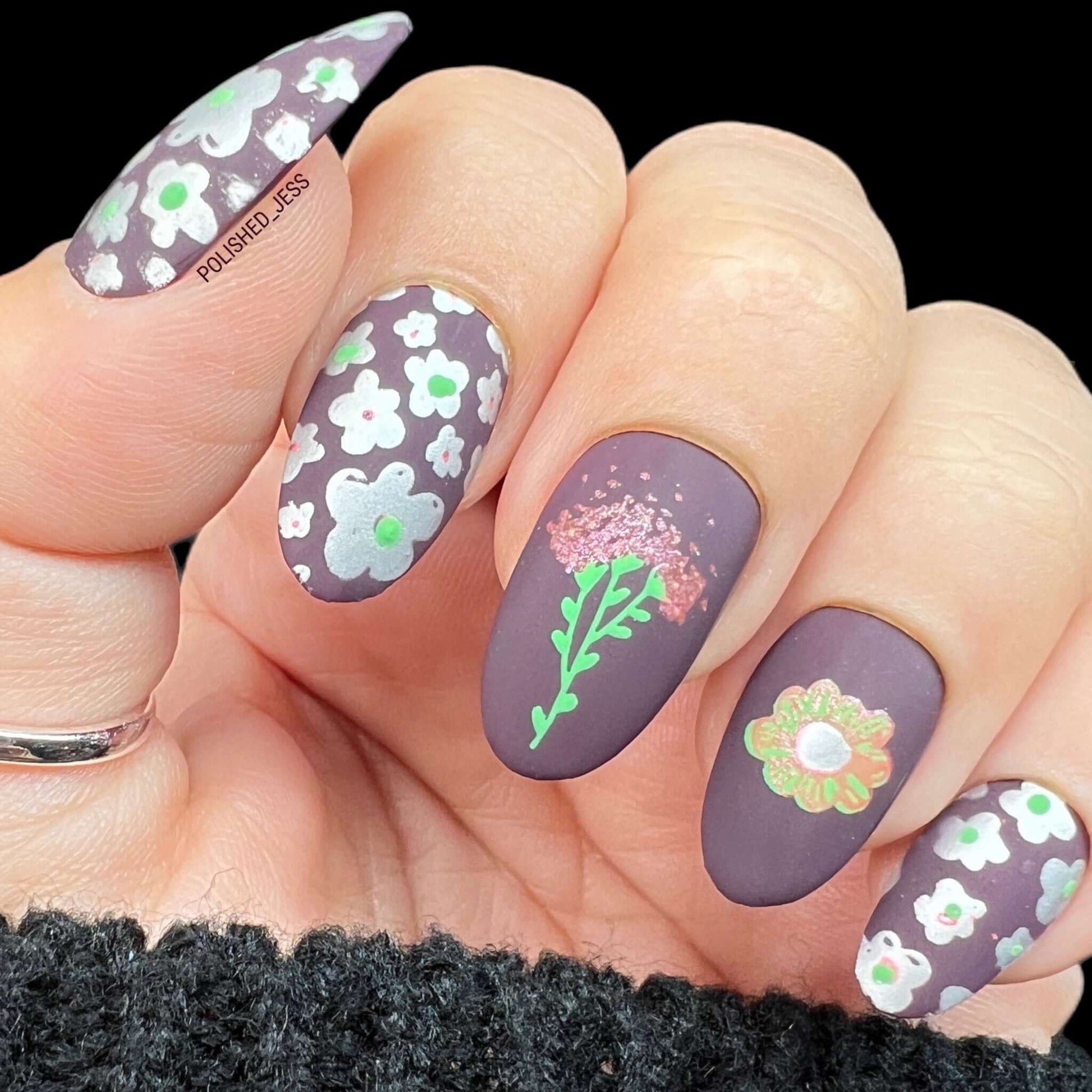 manicure-showing-nail-art-designs-of-flowers