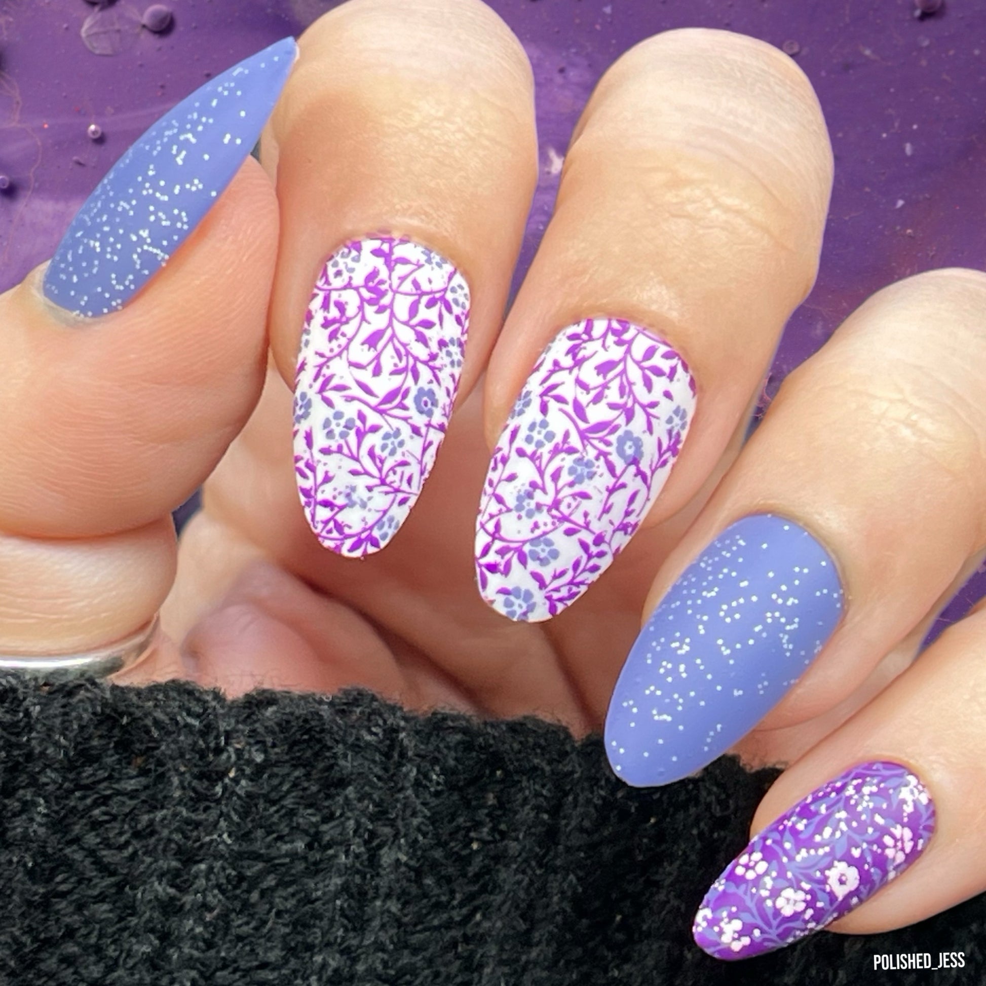 manicure-showing-beautfiul-full-coverage-floral-vines-nail-art-designs