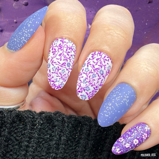 manicure-showing-beautfiul-full-coverage-floral-vines-nail-art-designs