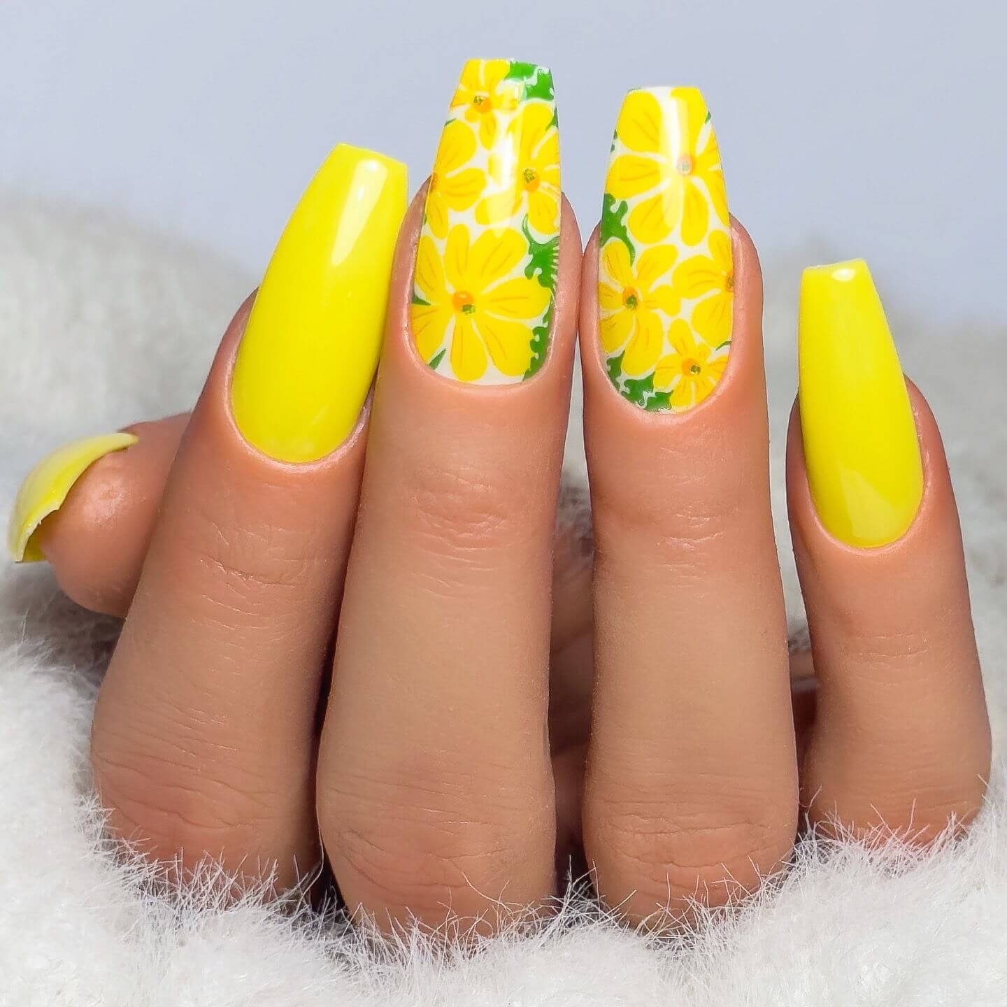 bright-manciure-with-nail-art-designs-of-abstract-flower-print