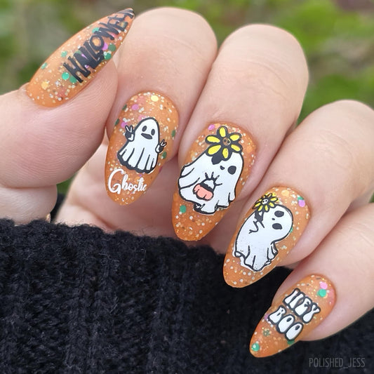 cute-manciure-with-nail-art-designs-of-little-ghosts-and-the-words-hey-boo