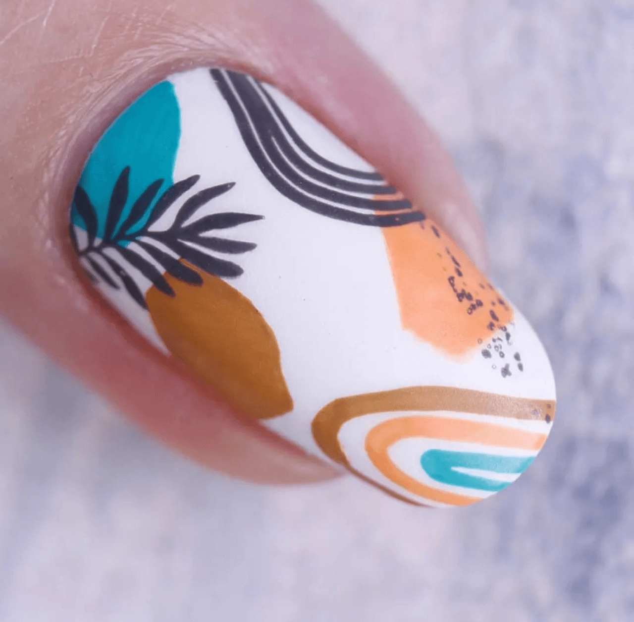 single-nail-with-layered-art-designs-of-abstract-arches-blobs-and-a-palm-leaf-