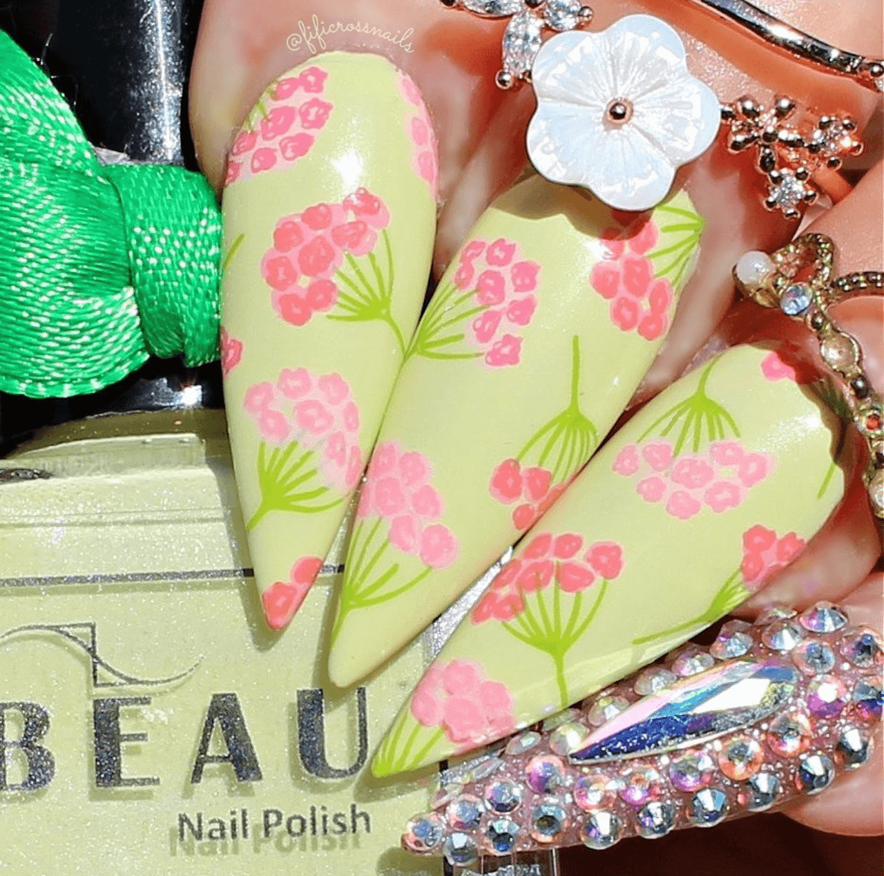 manicure-with-nail-art-designs-of-bunches-of-flowers