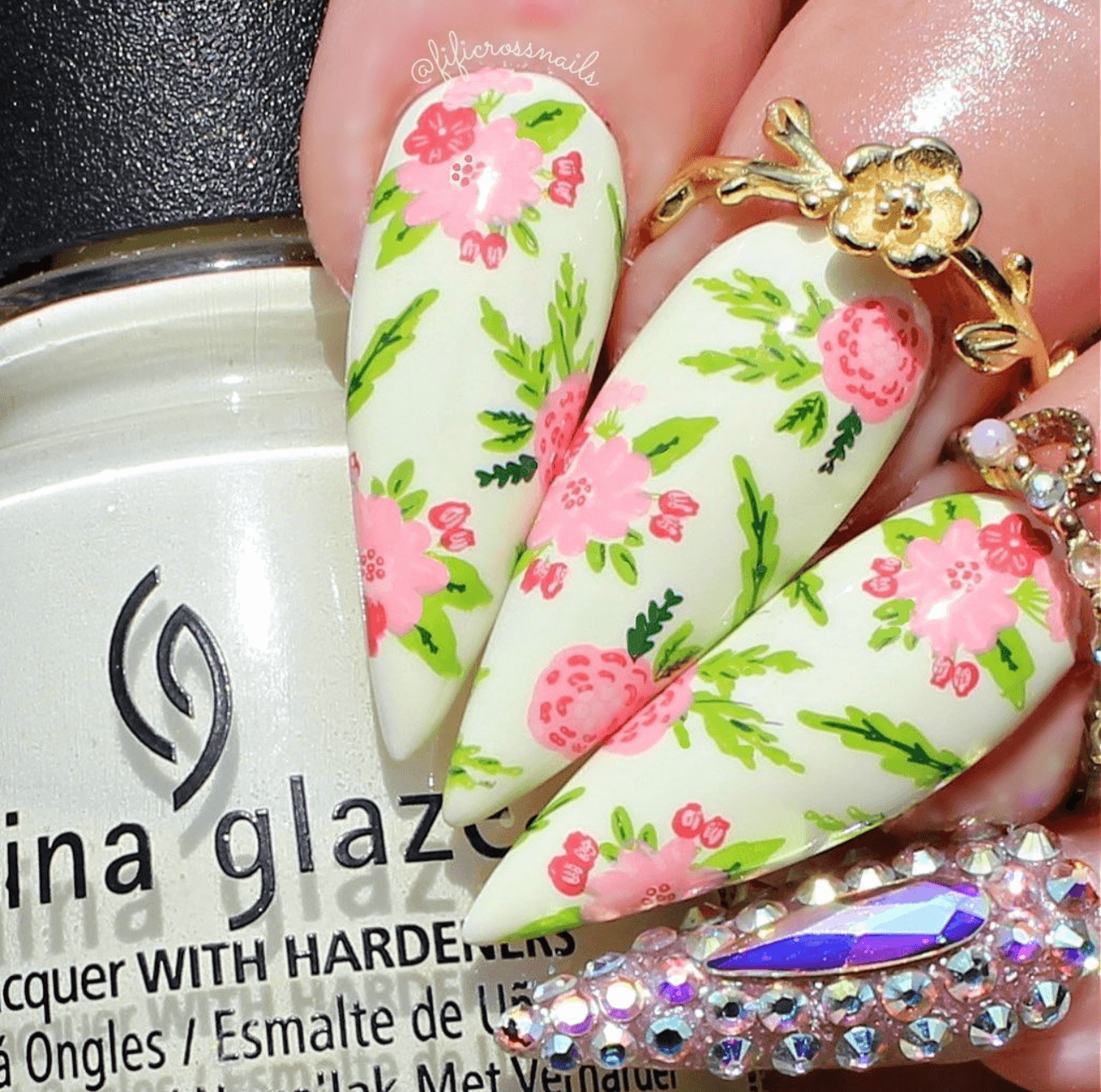 manicure-with-dainty-layered-art-designs-of-flowers-and-leaves