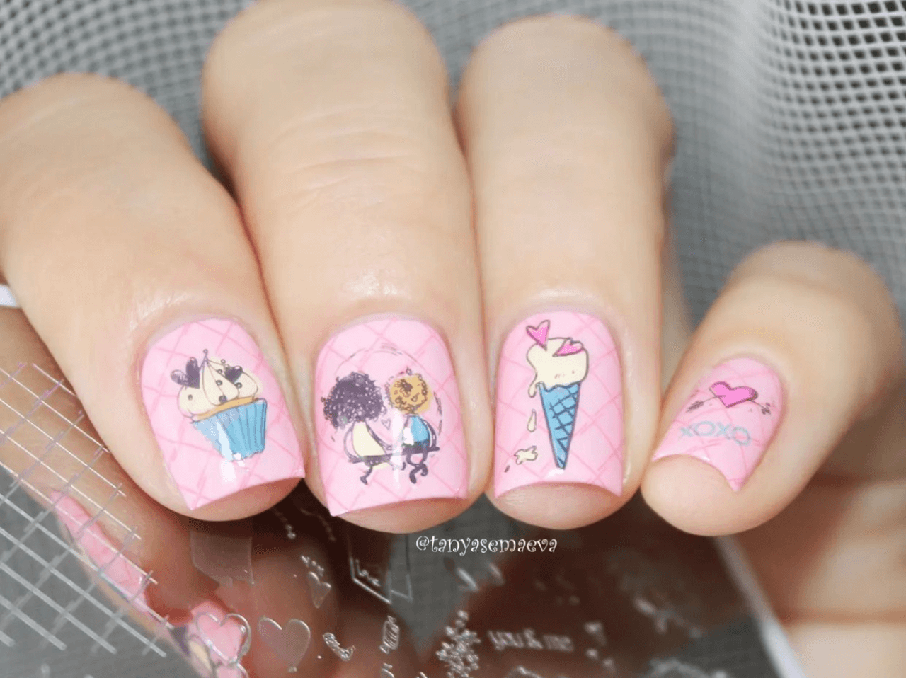 manicure-with-stunning-nail-art-designs-of-cartoon-couple-ice-cream-cupcakes-and-hearts