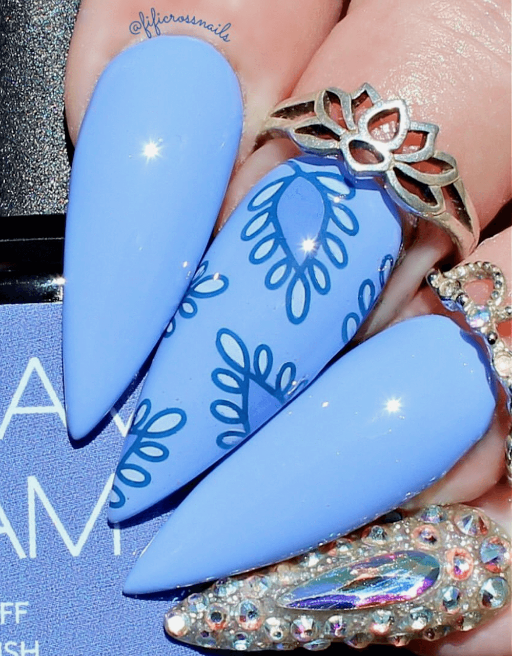 manicure-with-bright-nail-art-designs-of-modern-leaf-shapes