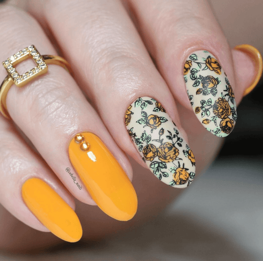 manicured-hand-with-stunning-full-coverage-floral-nail-art