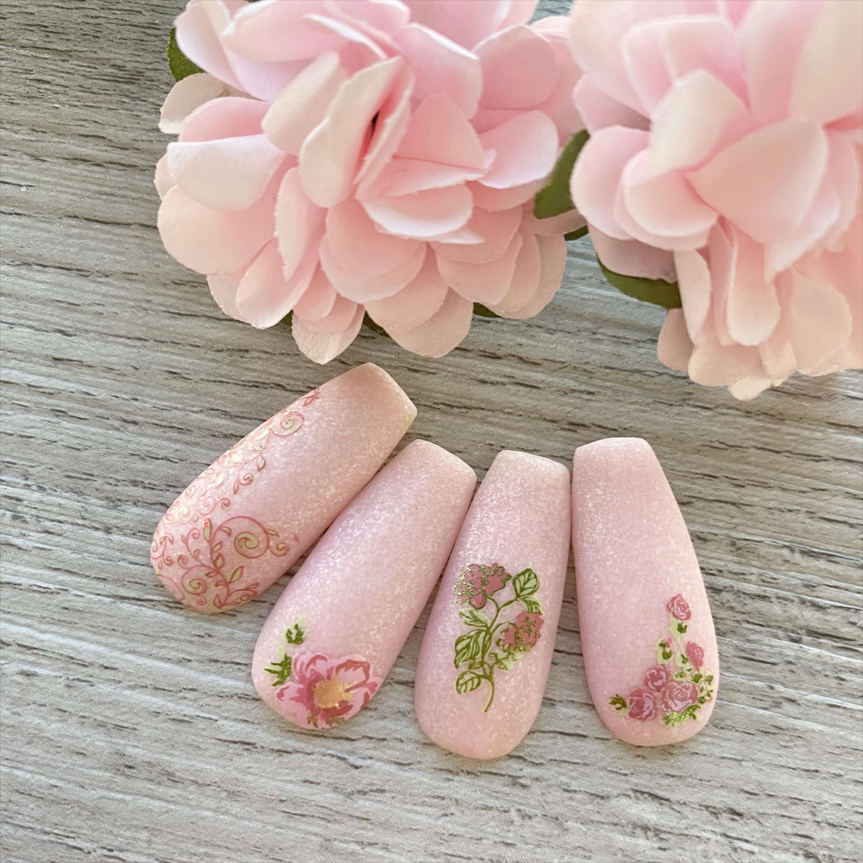 set-of-nail-tips-with-a-floral-nail-art-designs-of-delicate-roses-and-vines