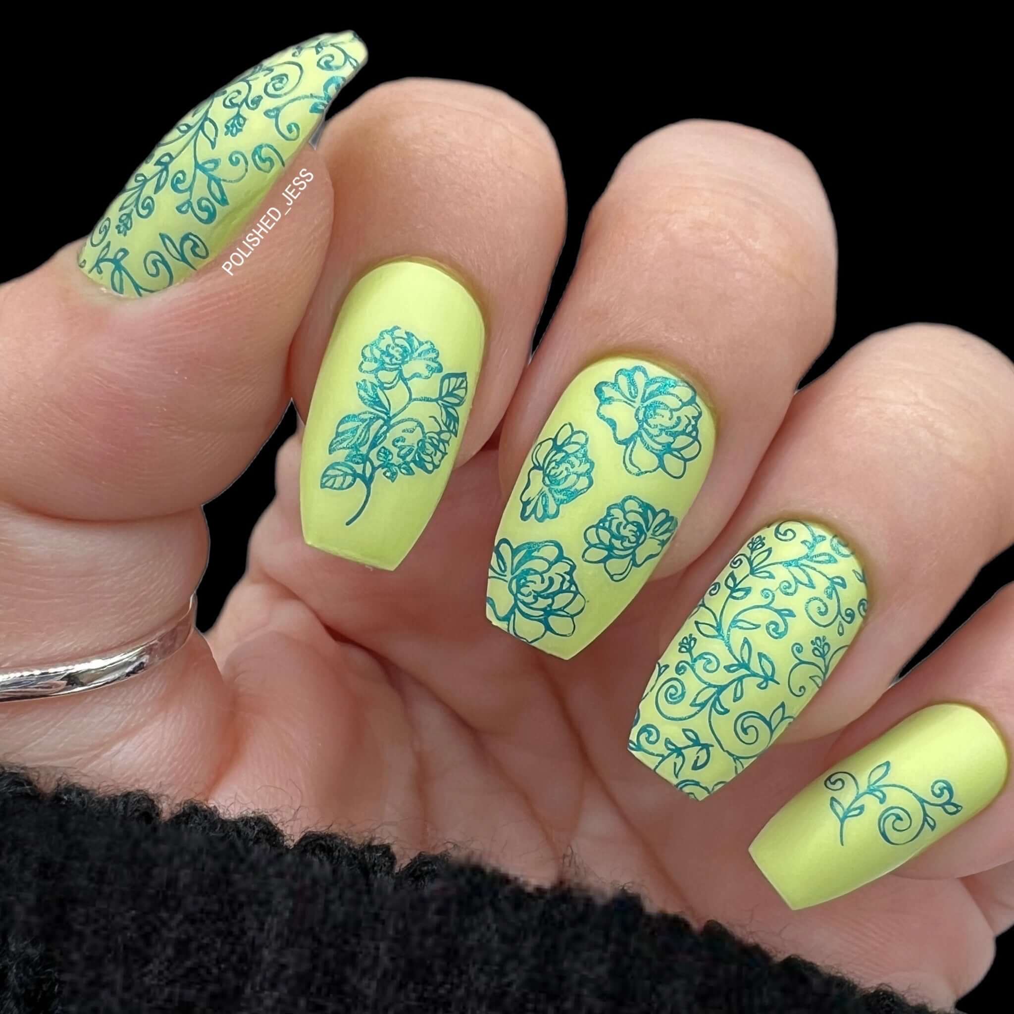 manicure-with-shimmering-nail-art-designs-of-roses