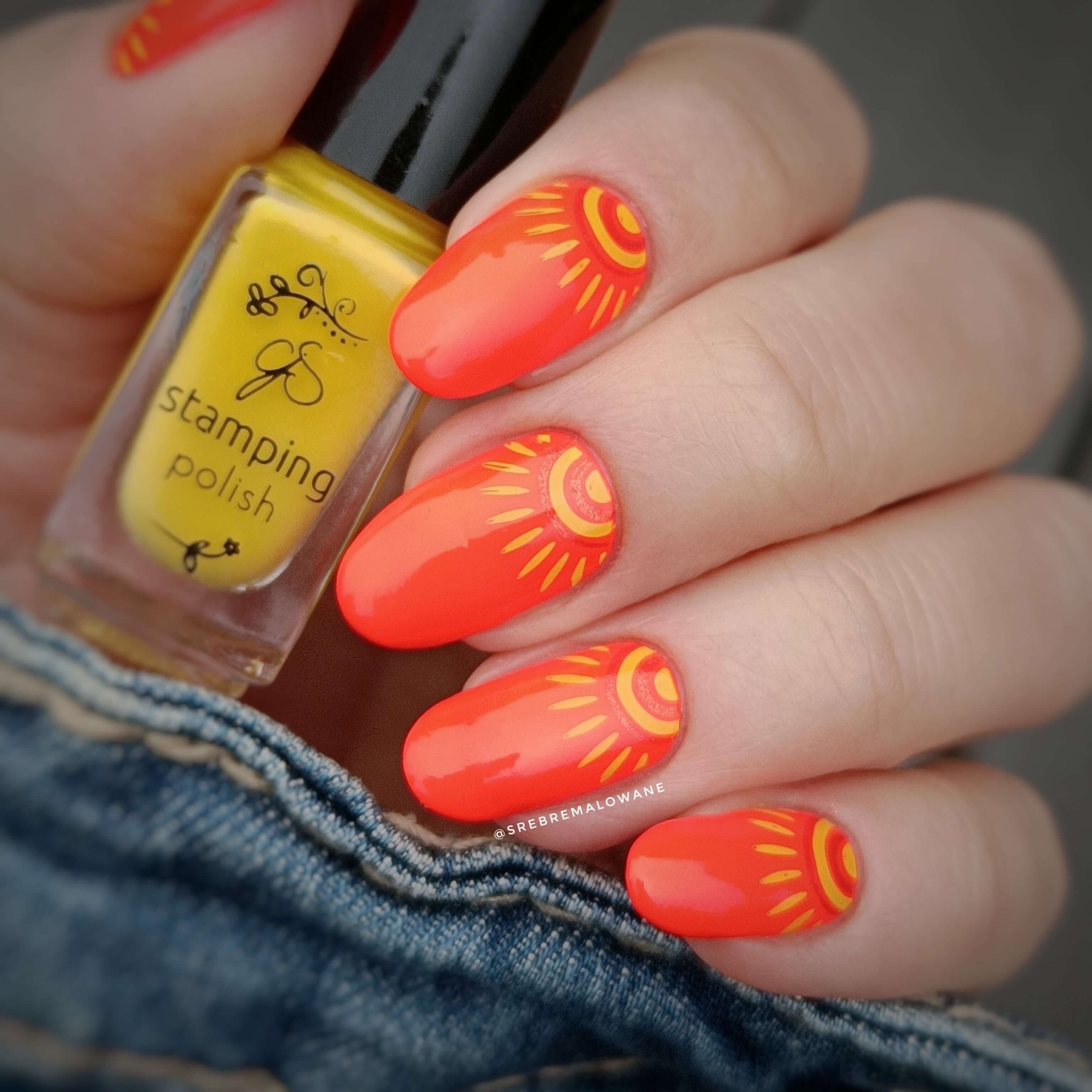 beautiful-manicure-showing-nail-art-designs-of-sun-rays
