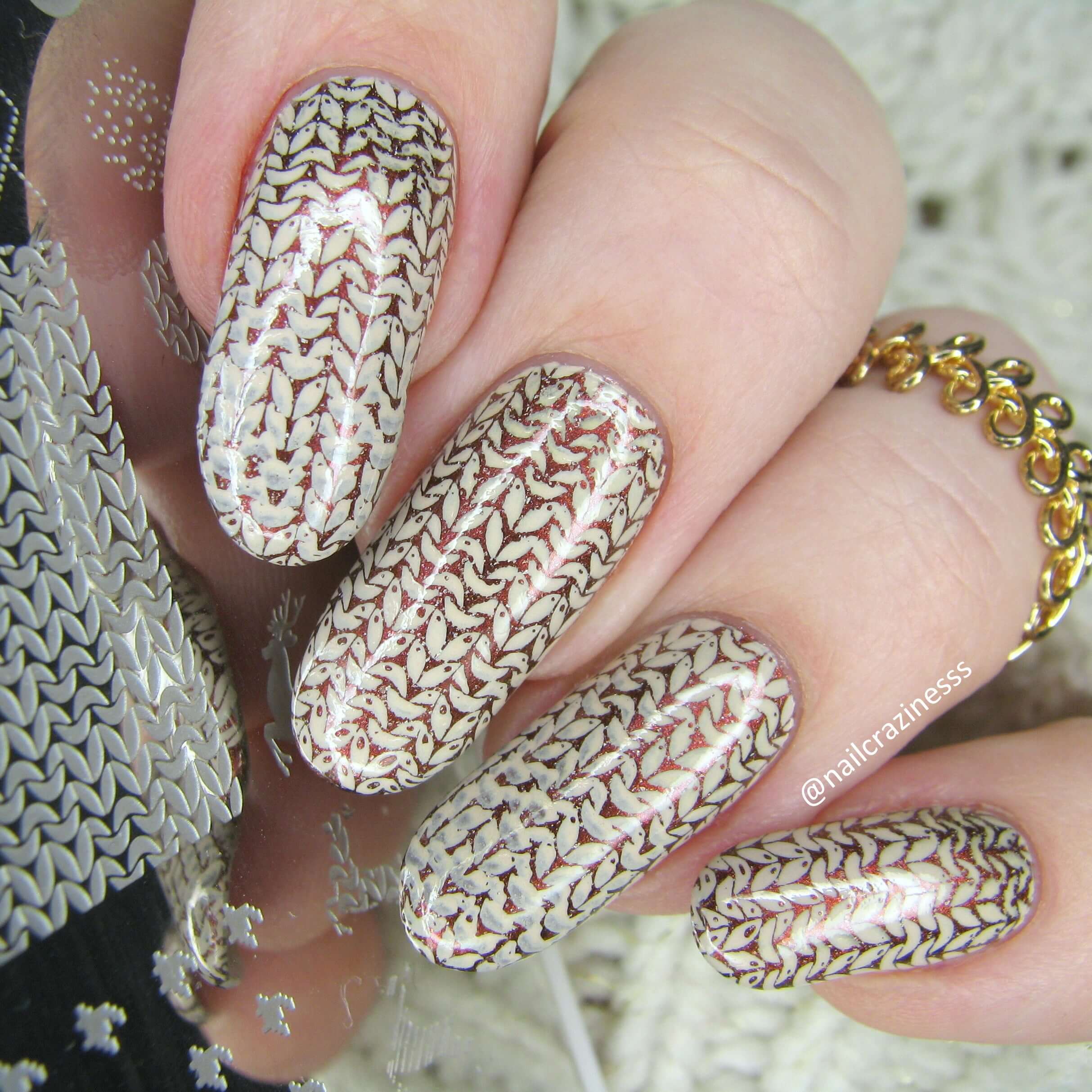 striking-manicure-showing-full-coverage-nail-art-design-of-sweater-texture-pattern