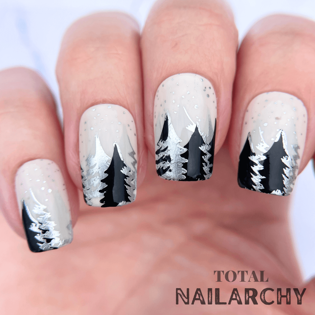 stunning-manicure-showing-nail-art-designs-of-christmas-tress