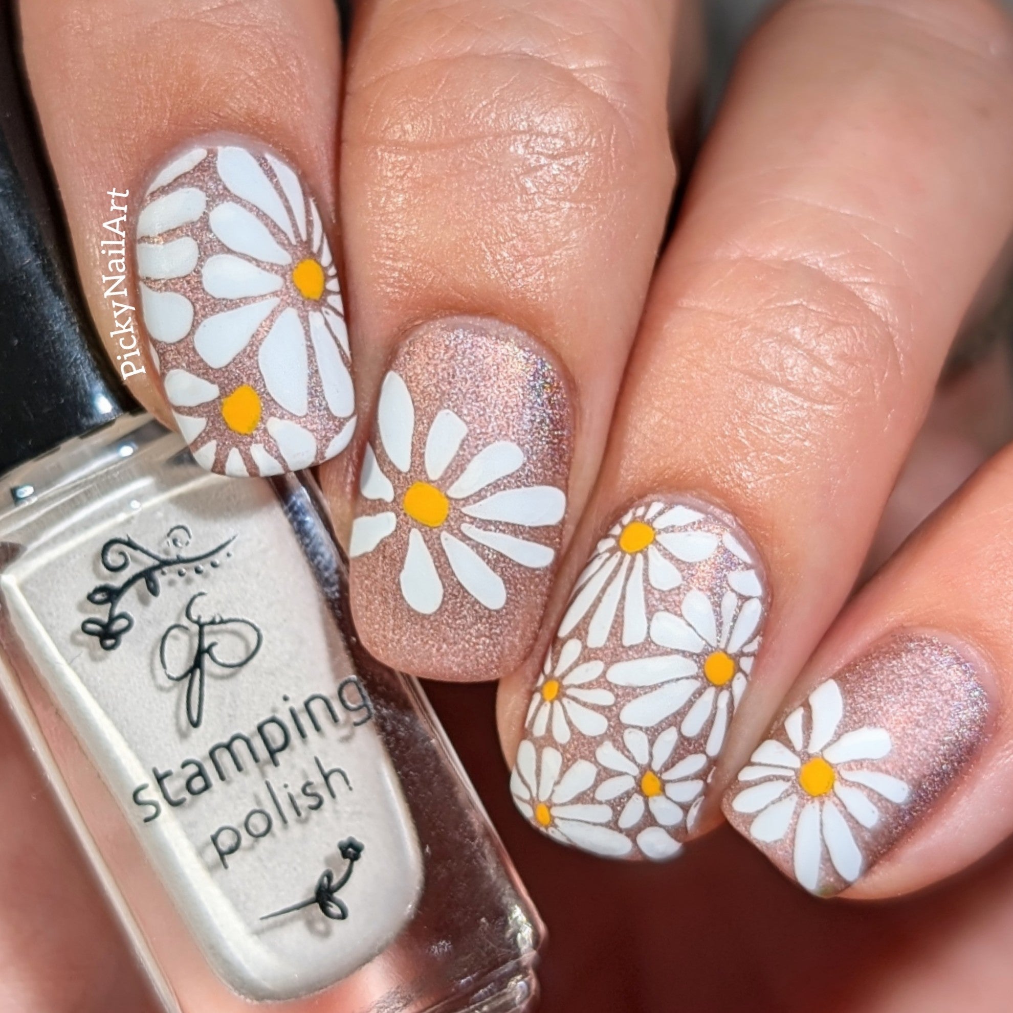 manicure-with-nail-art-stamping-designs-of-abstract-daisies