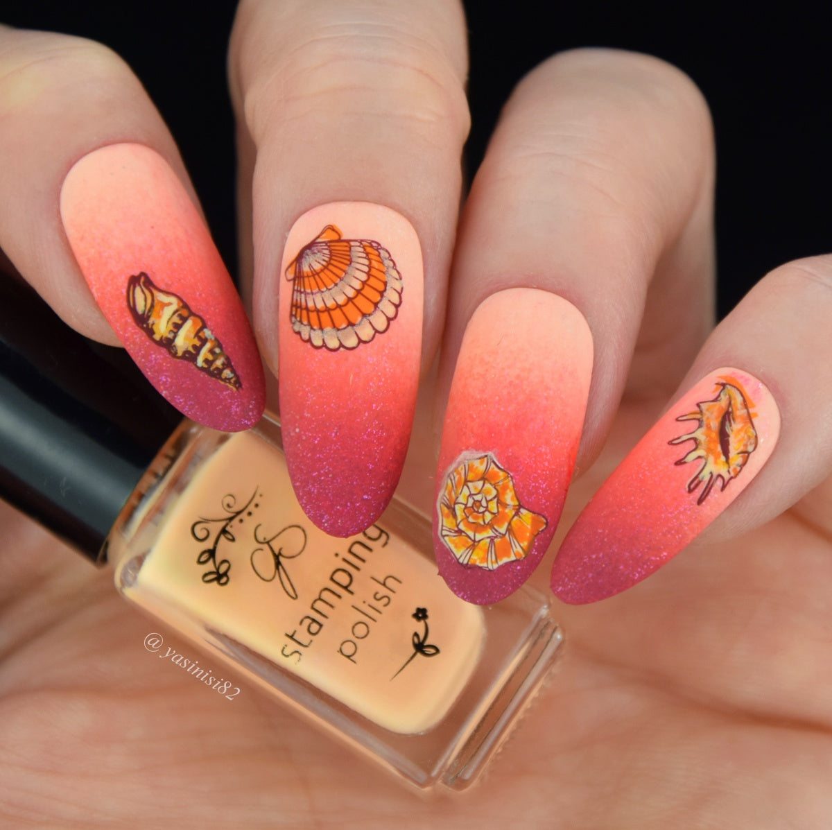 beautiful-ombre-manciure-showing-nail-art-designs-of-seashells