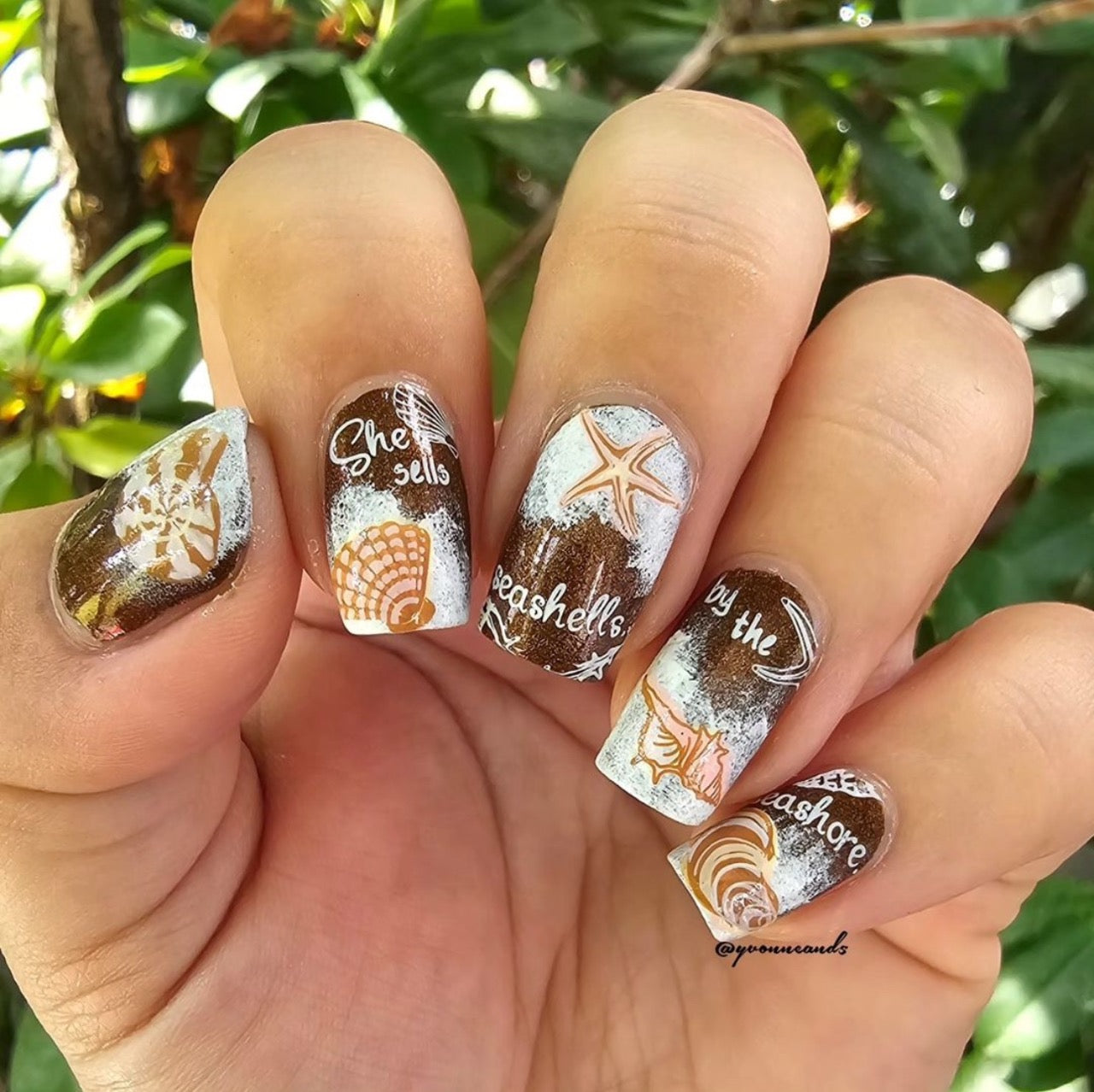 stunning-manicure-with-layered-nail-art-designs-of-seashells-and-words