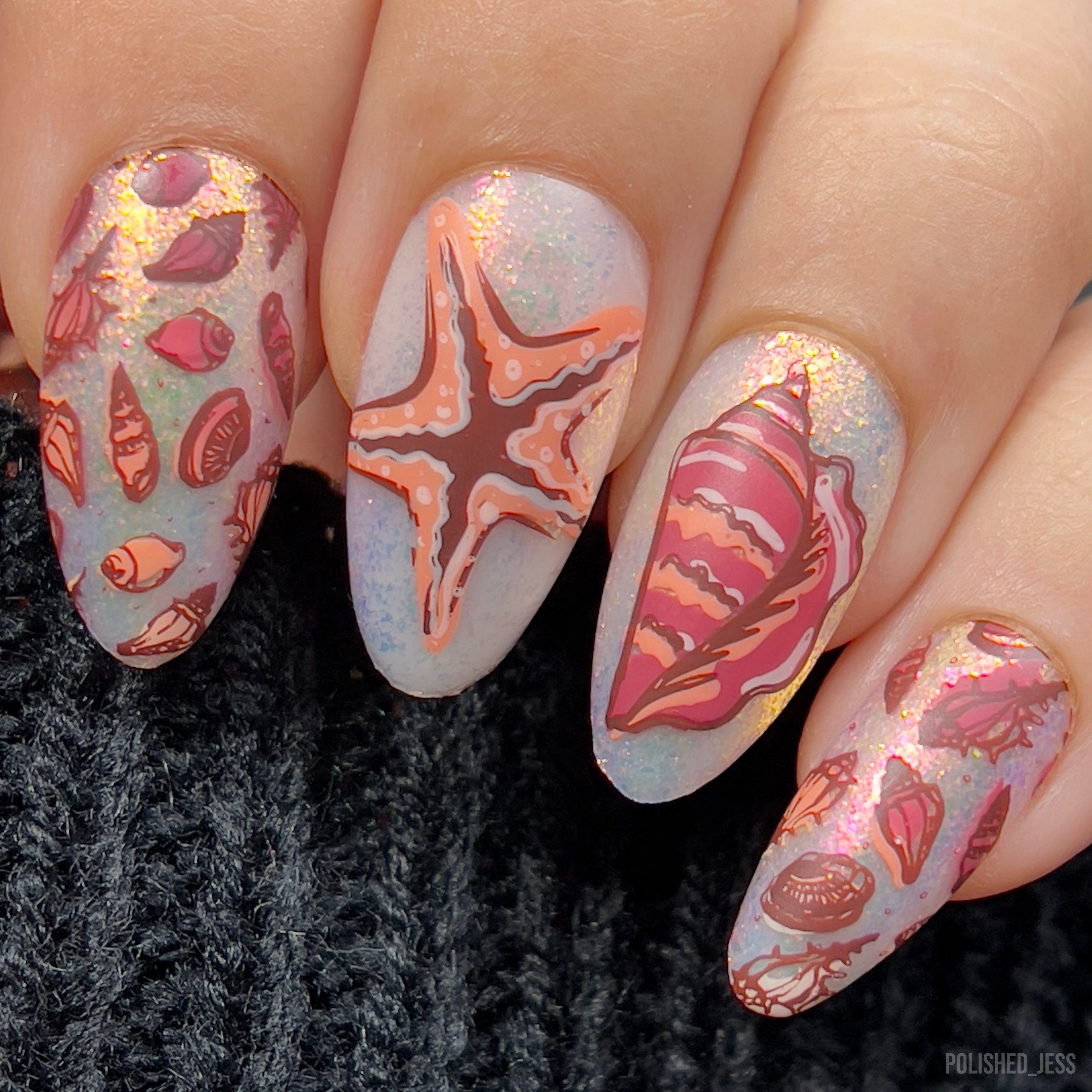 beautiful-manicure-showing-nail-art-designs-of-seashells
