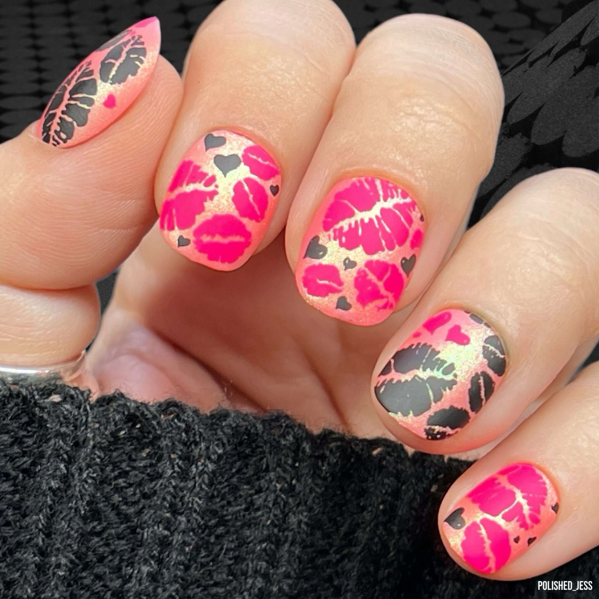 gorgeous-valentines-manicure-with-full-coverage-lipstick-print-nail-art-designs