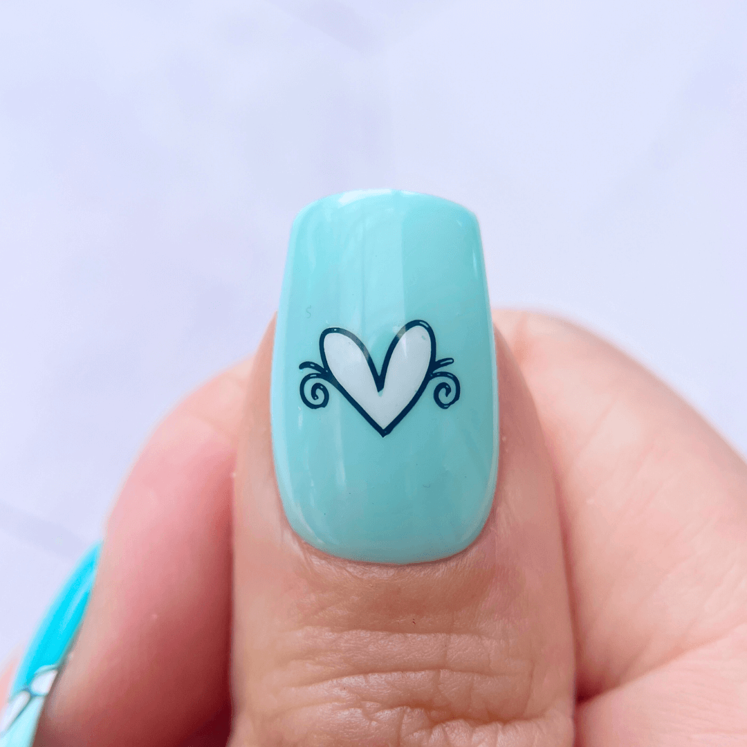 single-manicured-thumb-nail-with-nail-art-design-of-a-single-heart