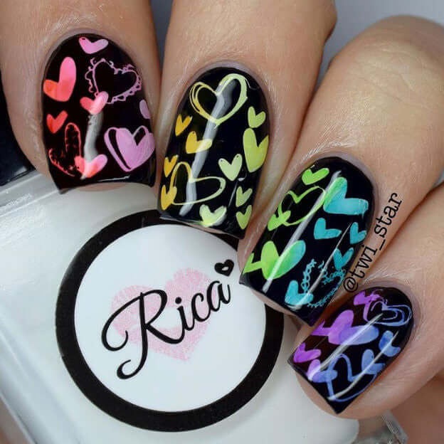 Manicure-with-nail-art-designs-of-hearts-in-different-sizes 