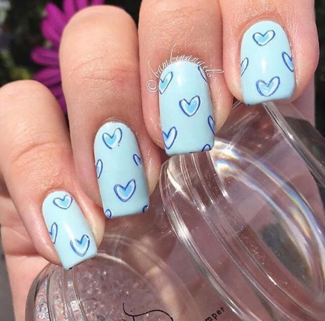 manicure-showing-nail-art-designs-of-little-hearts