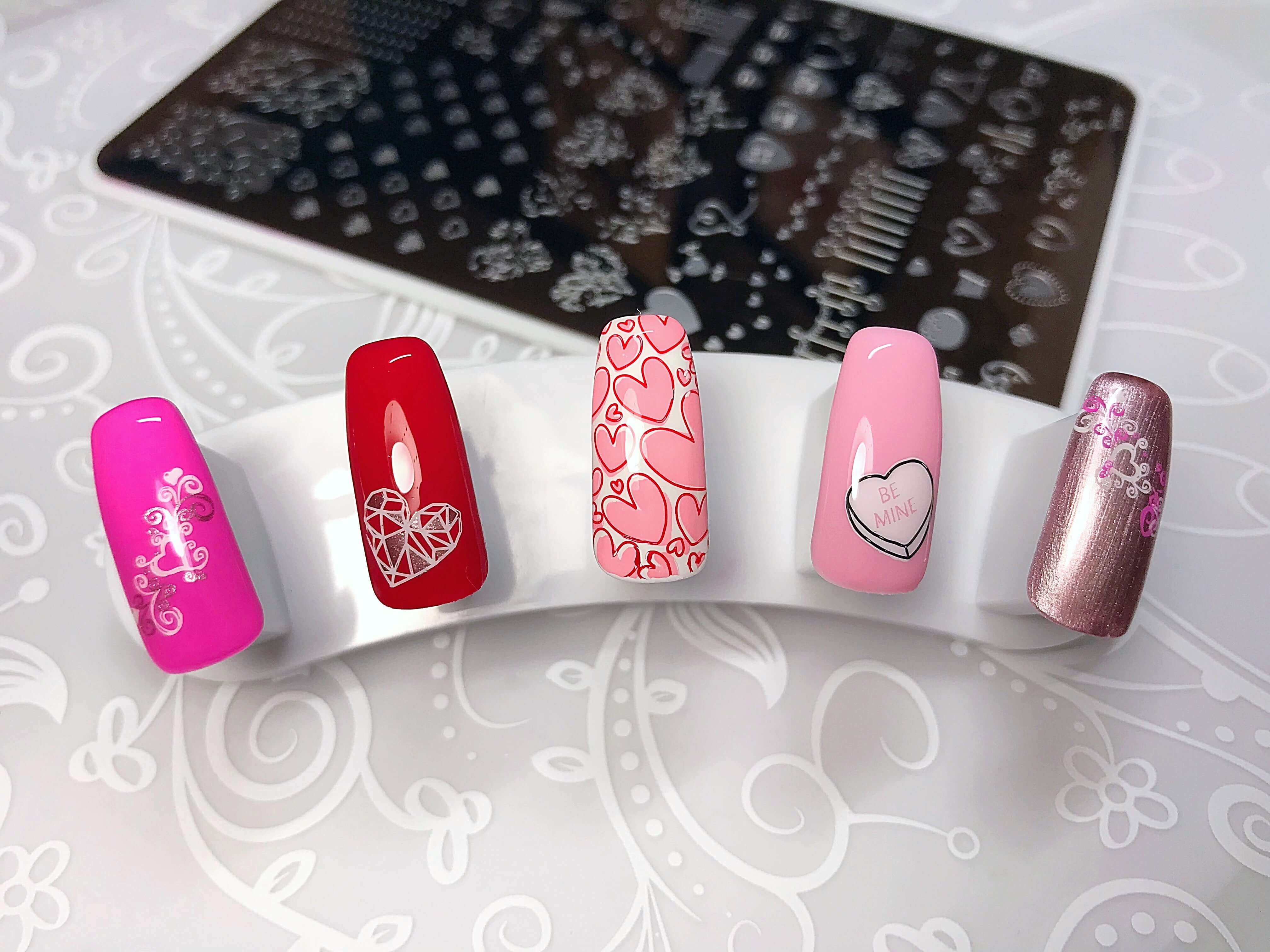 set-of-nail-tips-with-valentines-themed-nail-art-designs-of-different-sized-hearts-and-the-words-be-mine