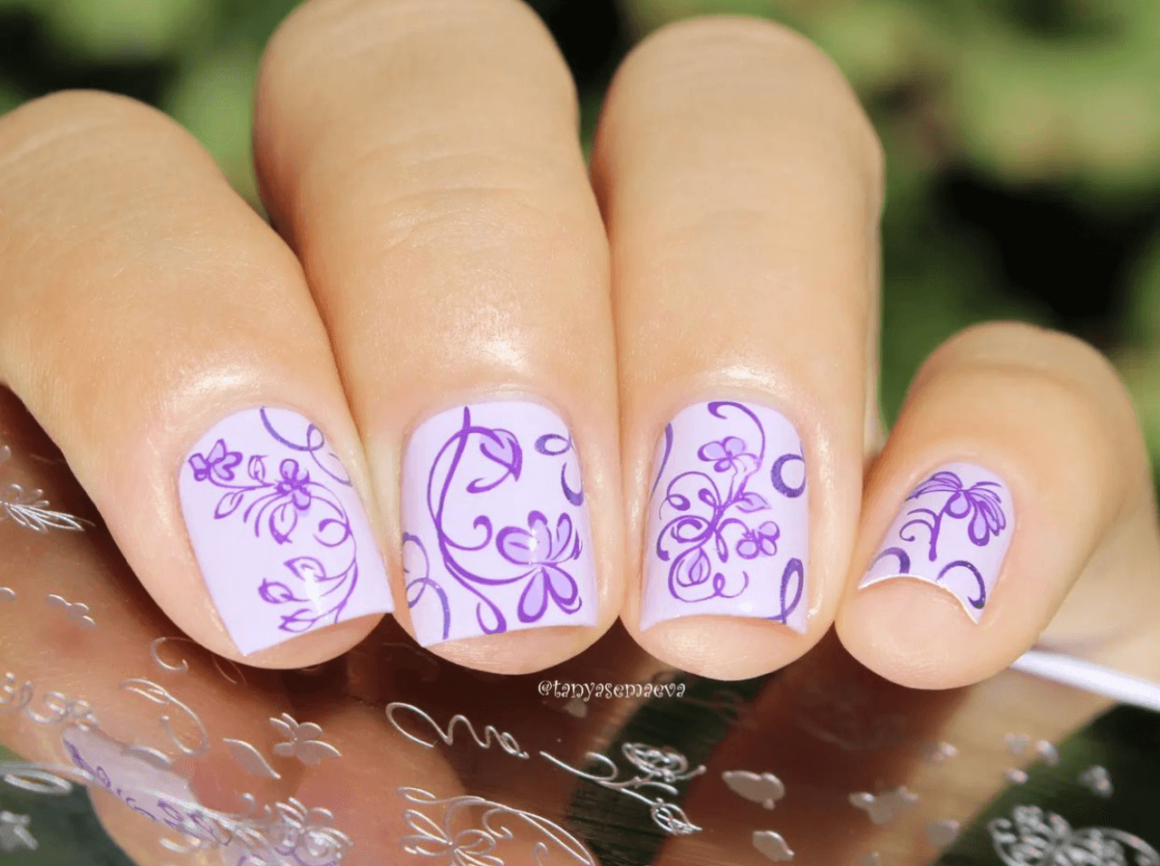 manicure-showing-nail-art-designs-of-swirly-flowers