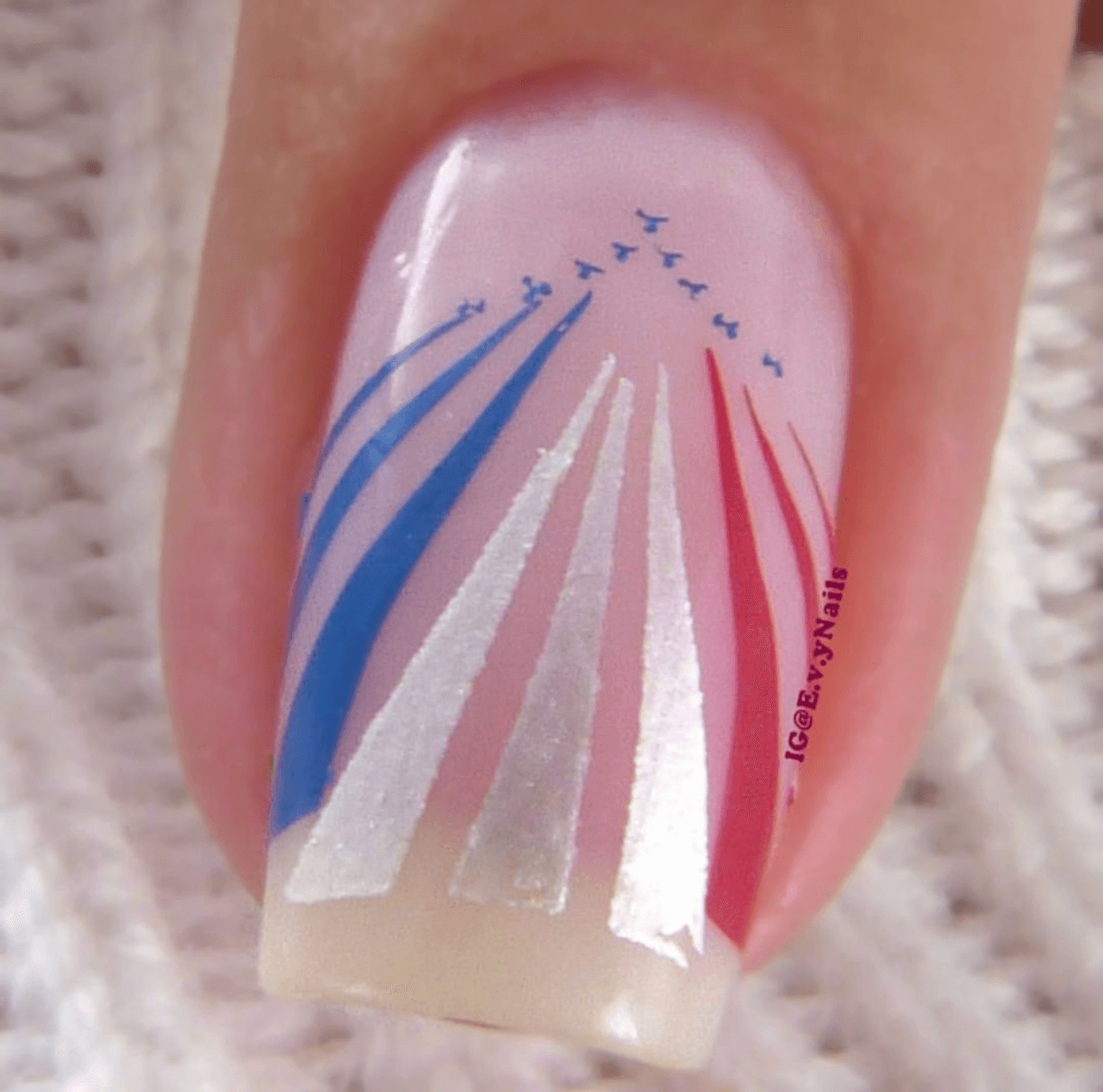 single-nail-showing-planes-with-red-white-and-blue-streams