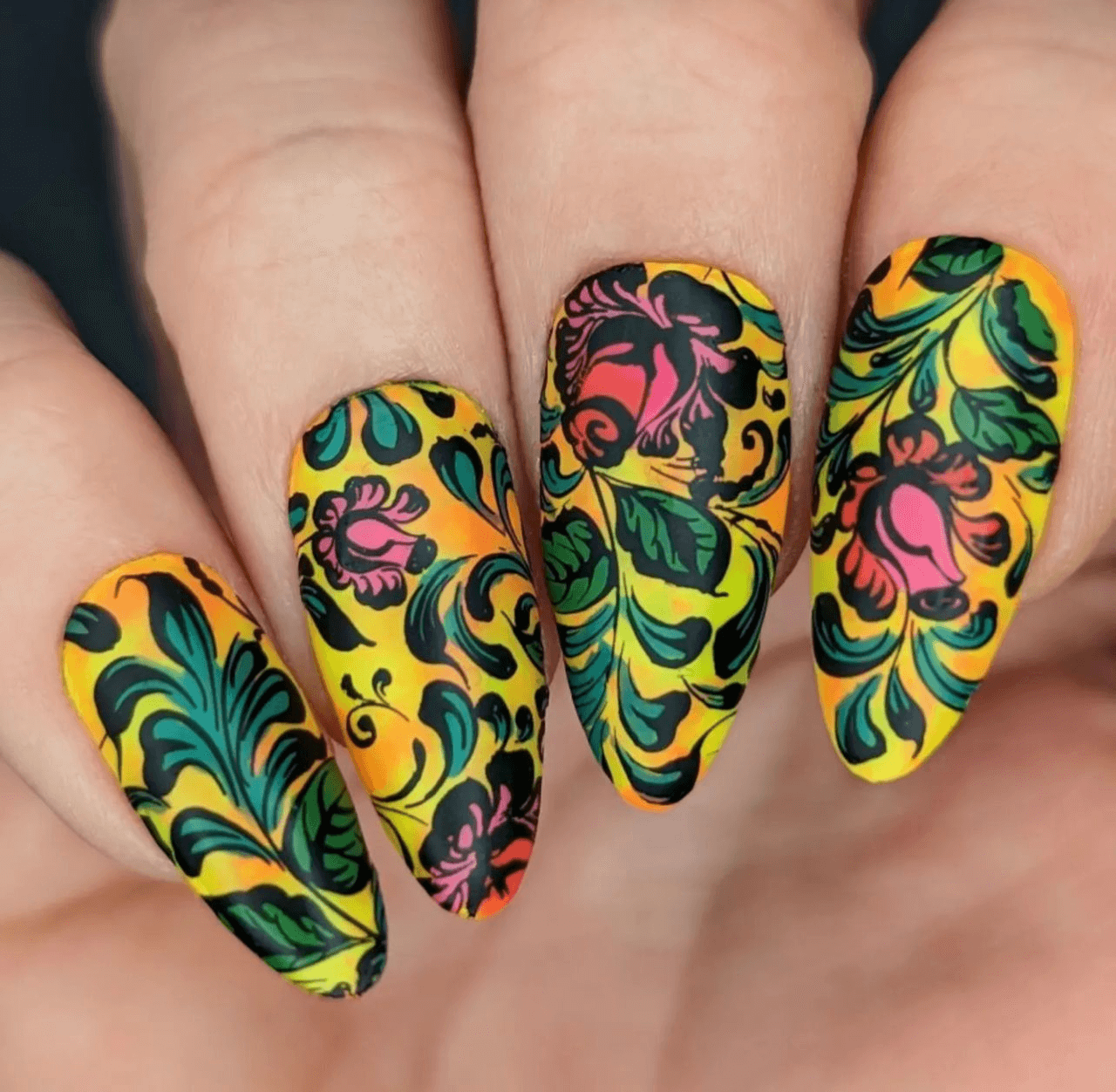 stunning-manciure-with-full-covergae-nail-art-designs-of-flowers-and-leaves