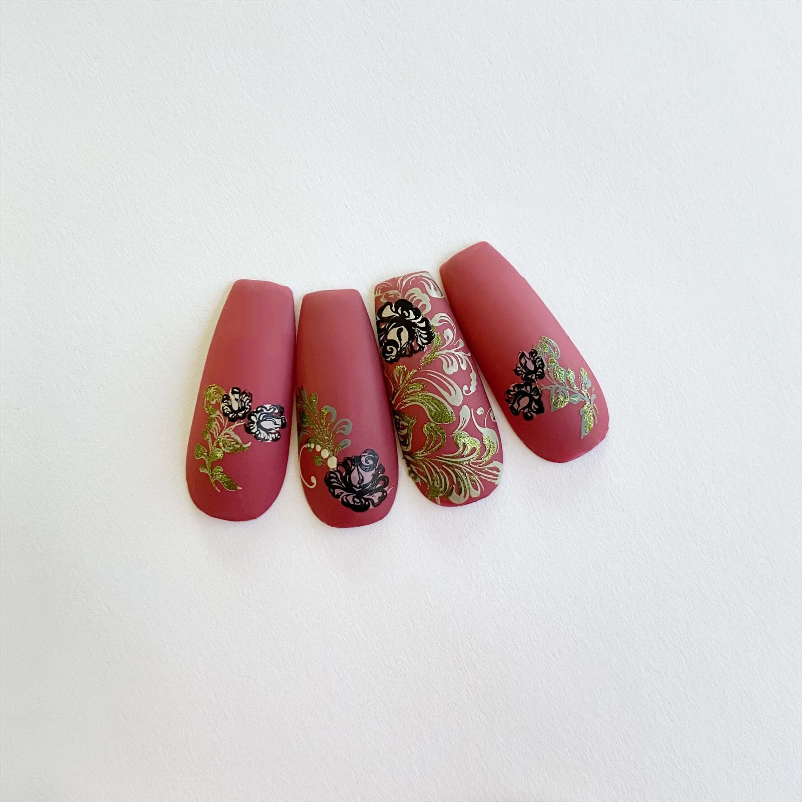 set-of-nail-tips-with-stamping-nail-art-designs-of-baroque-style-flowers-and-leaves