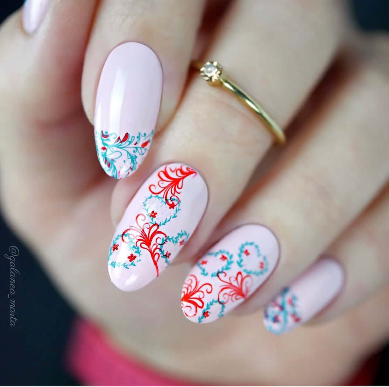 gorgeous-manicure-with-swirly-hearts-in-nail-art