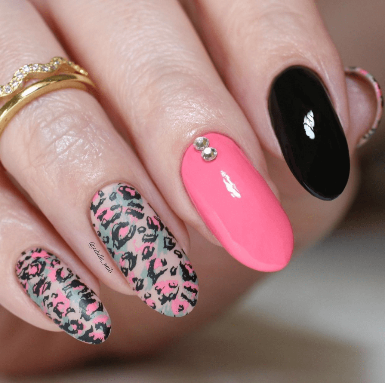 manicured-hand-with-stunning-animal-print-nail-art-designs