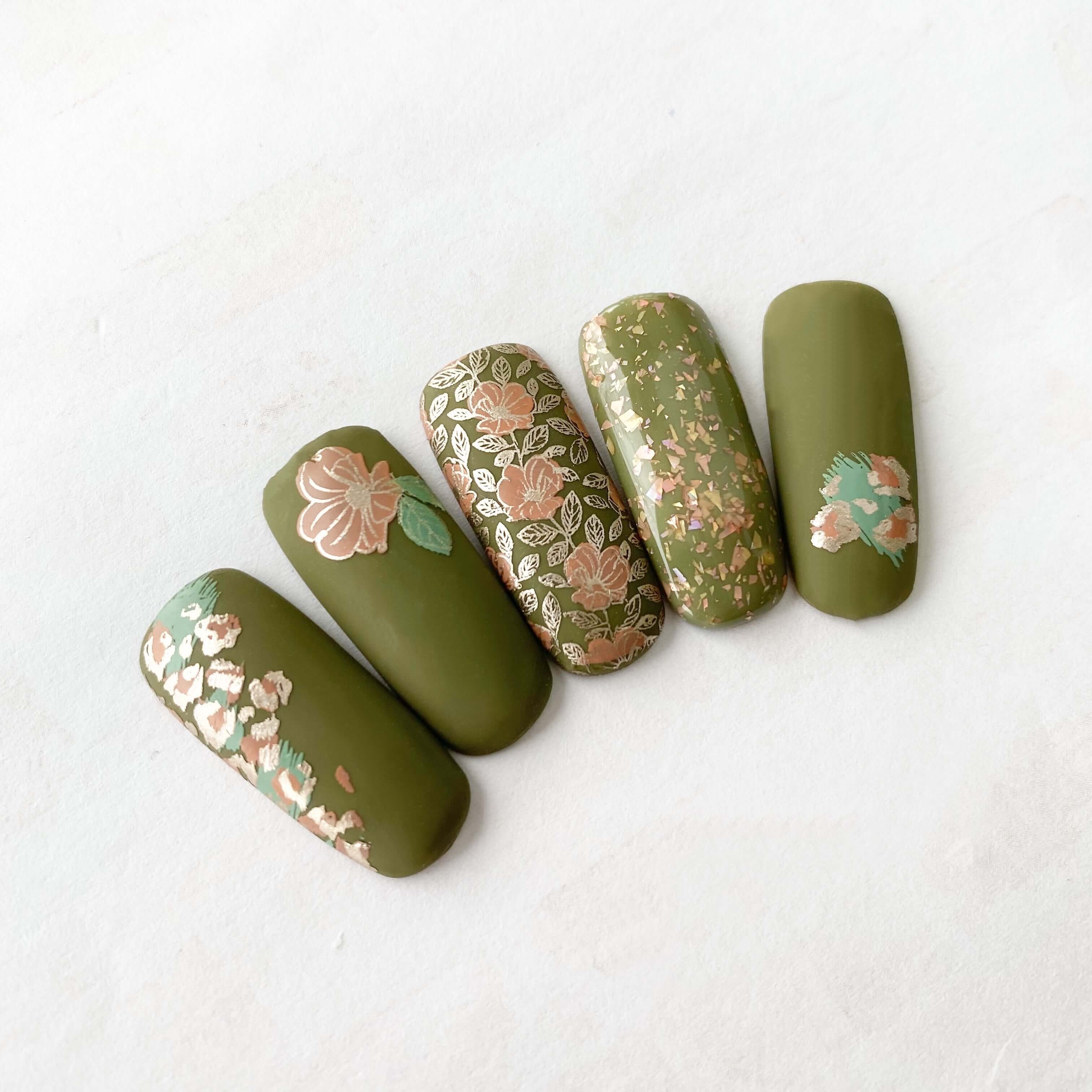 set-of-nail-tips-with-stunning-floral-nail-art-designs